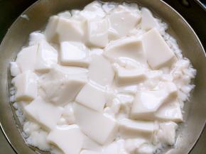 豆腐切小块，大火烧开后用漏勺挖出来沥干水分，放进锅里备用