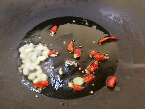 锅里放油，烧到八分热，加入葱花和尖辣椒爆香