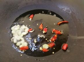 锅里放油，烧到八分热，加入葱花和尖辣椒爆香