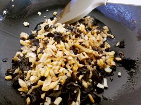 把木耳和黄花菜倒进去，翻炒几下关火