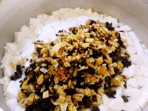 把炒好的木耳和黄花菜倒进豆腐里，加适量的清水，大火烧开