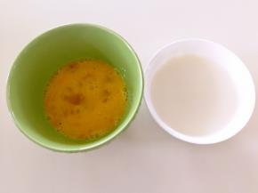 等水开的时间，把鸡蛋打散，芡粉加清水搅拌均匀成水淀粉