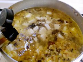 豆腐汤烧开后，加入适量的盐和醋