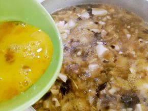 倒入打散的鸡蛋