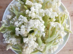 洗净，摘小朵。