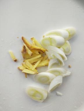 准备好姜丝和葱。