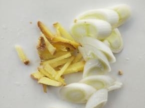 准备好姜丝和葱。