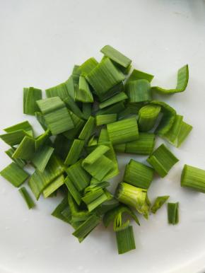 蒜苗洗净，取绿叶部分切小段。