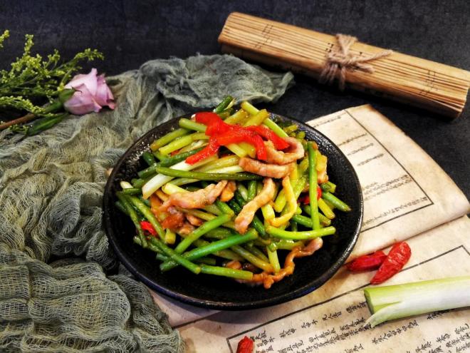 蒜苔炒牛肉丝