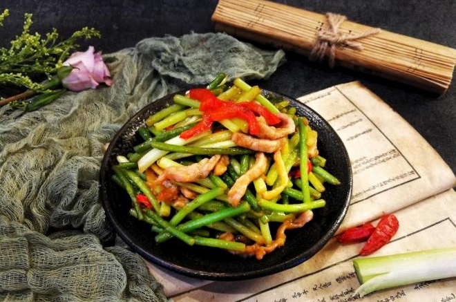 蒜苔炒牛肉丝