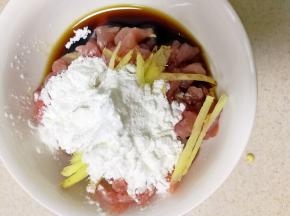 牛肉丝加生姜丝，一点生抽，加芡粉搅拌均匀