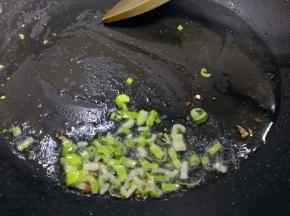 用锅里的余油再放入葱花爆香