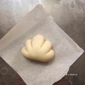 用刮刀铺助，压出4条痕，可多压2次，加深痕迹