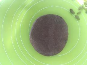 取一份松弛好的面团，用擀面杖擀成圆片