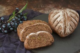 烘烤后的葡萄干软软甜甜的，正好中和了可可的口感，外皮摸起来硬硬的，但内心是软软的