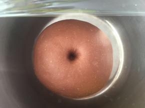 发酵好的面团手指沾干粉按下去有个圆圆的洞，有轻微回弹即可