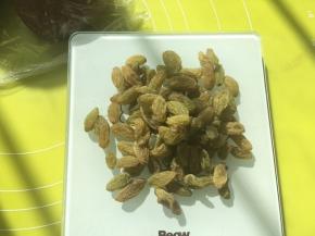 葡萄干用水清洗干净，滤干水份备用