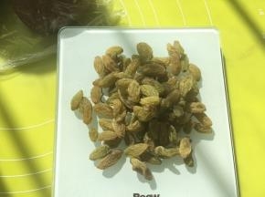 葡萄干用水清洗干净，滤干水份备用