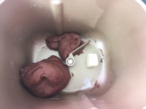 揉面程序结束后，加入软化的黄油跟一小撮盐，再次启动和面程序，将黄油跟盐揉均匀