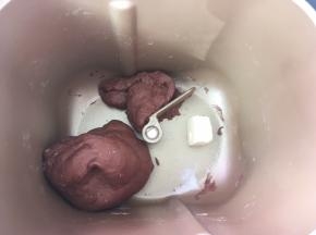 揉面程序结束后，加入软化的黄油跟一小撮盐，再次启动和面程序，将黄油跟盐揉均匀