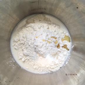 将主材料混合，用筷子快速搅成絮状