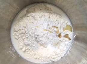 将主材料混合，用筷子快速搅成絮状