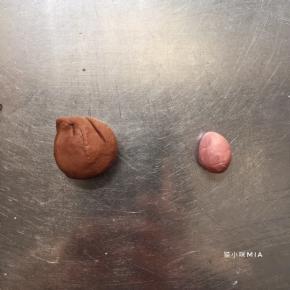 将剩余的白色面团分成两部分，一份加入可可粉揉成棕色，一份加入红曲粉揉成粉色