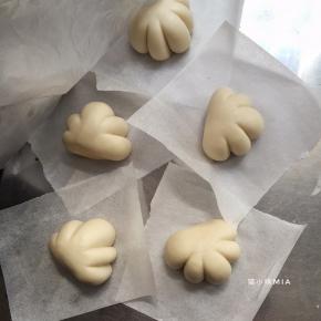 5份面团都分别压好，用保鲜膜封住，接下来准备装饰的部分