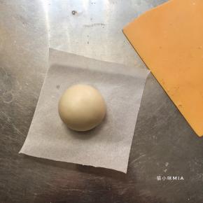 将5份面团分别揉圆，收口朝下，放至油纸上