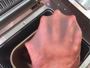 揉好的面团切下一小块，可以撑出有弹性的手套膜