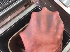 揉好的面团切下一小块，可以撑出有弹性的手套膜