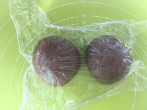 之后均分成2等份，揉均匀，盖保鲜膜松弛15分钟