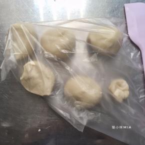 分成5份5克的面团，会剩余少许面团，将用来调色做成眼睛和腮红