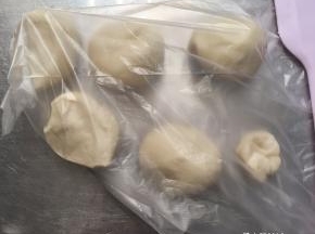 分成5份5克的面团，会剩余少许面团，将用来调色做成眼睛和腮红