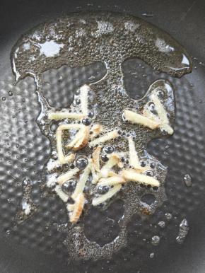 起油锅，放姜丝。