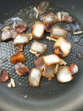 全程中小火，倒入腊肉片，翻炒至腊肉变透明。