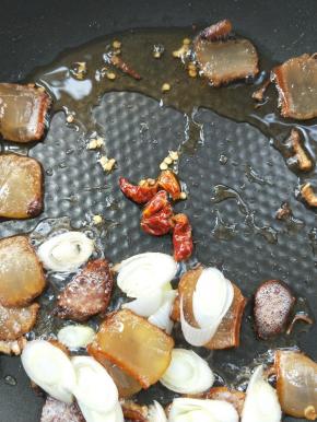 倒入干辣椒段。