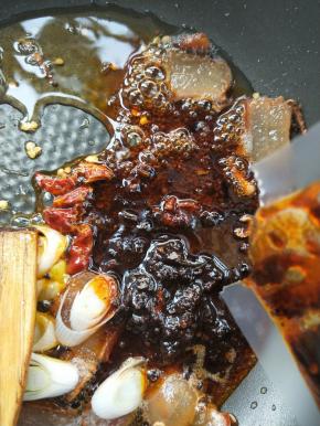 根据个人嗜辣程度，将海底捞麻辣香锅料包全部倒入或者1/2---1/3包。