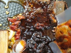 根据个人嗜辣程度，将海底捞麻辣香锅料包全部倒入或者1/2---1/3包。