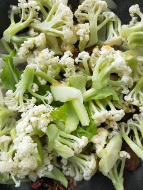 中小火，倒入有机花菜。