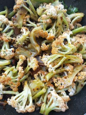 不停翻炒，让花菜充分吸收调味料变焦香至断生。