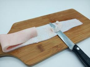 刮去里面多余的肥肉