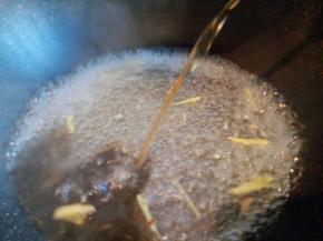 锅里加水，水开加料酒，生姜丝，