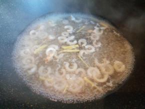 猪皮入锅，焯至断生。