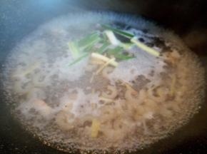 
再次放入干净的锅中，加冷水，花椒，八角和姜片大火煮