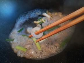 煮到猪皮可以用筷子可以扎透（这个状态的猪皮比较Q弹，喜欢软一点的，再煮10分钟）