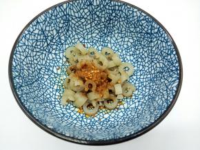 碗里加猪皮，生抽，细盐，辣椒粉，辣椒酱