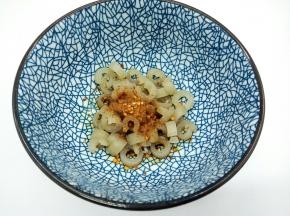 碗里加猪皮，生抽，细盐，辣椒粉，辣椒酱