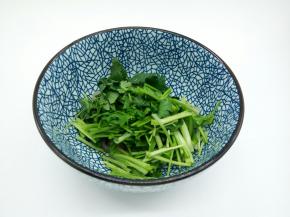 香菜加到猪皮里面，拌拌就可以了