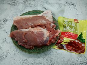 选择猪前腿肉，肥肉少一点，猪肠衣1.5米